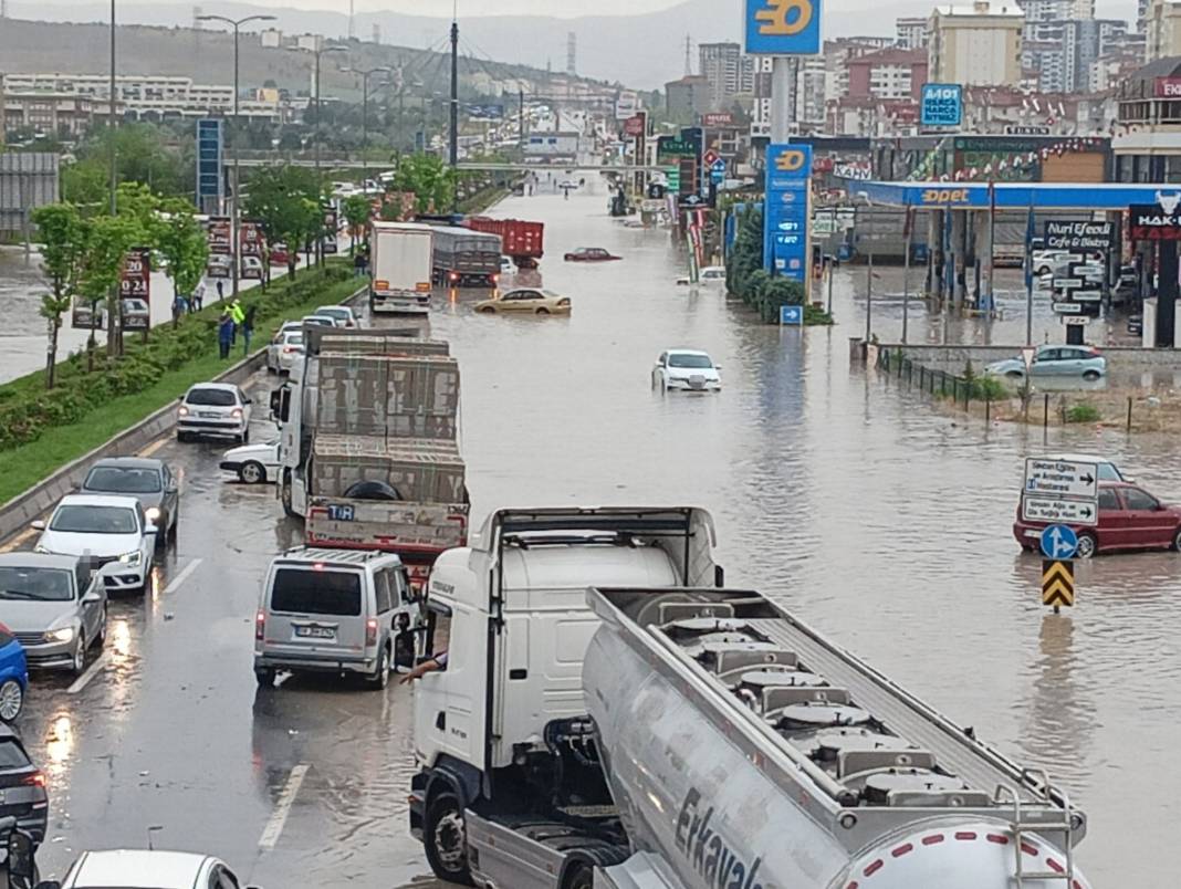 Suyla dolan araçların içini pet şişelerle boşaltmaya çalıştılar! Caddeler göle döndü arabalar suya gömüldü 6